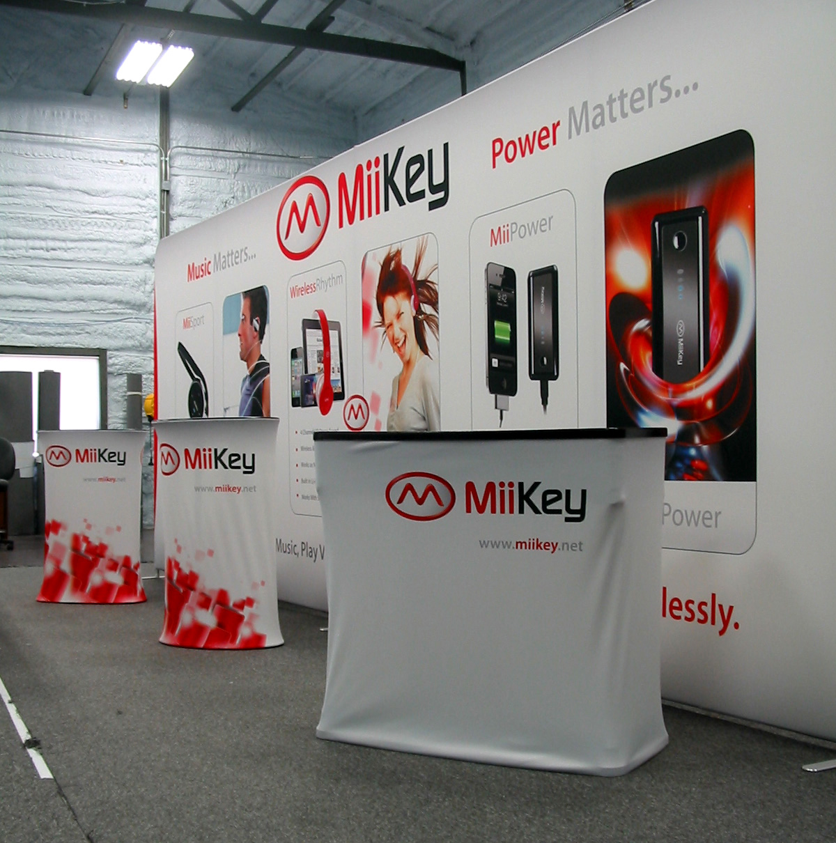 Modular trade show exhibits configured in different booth layouts