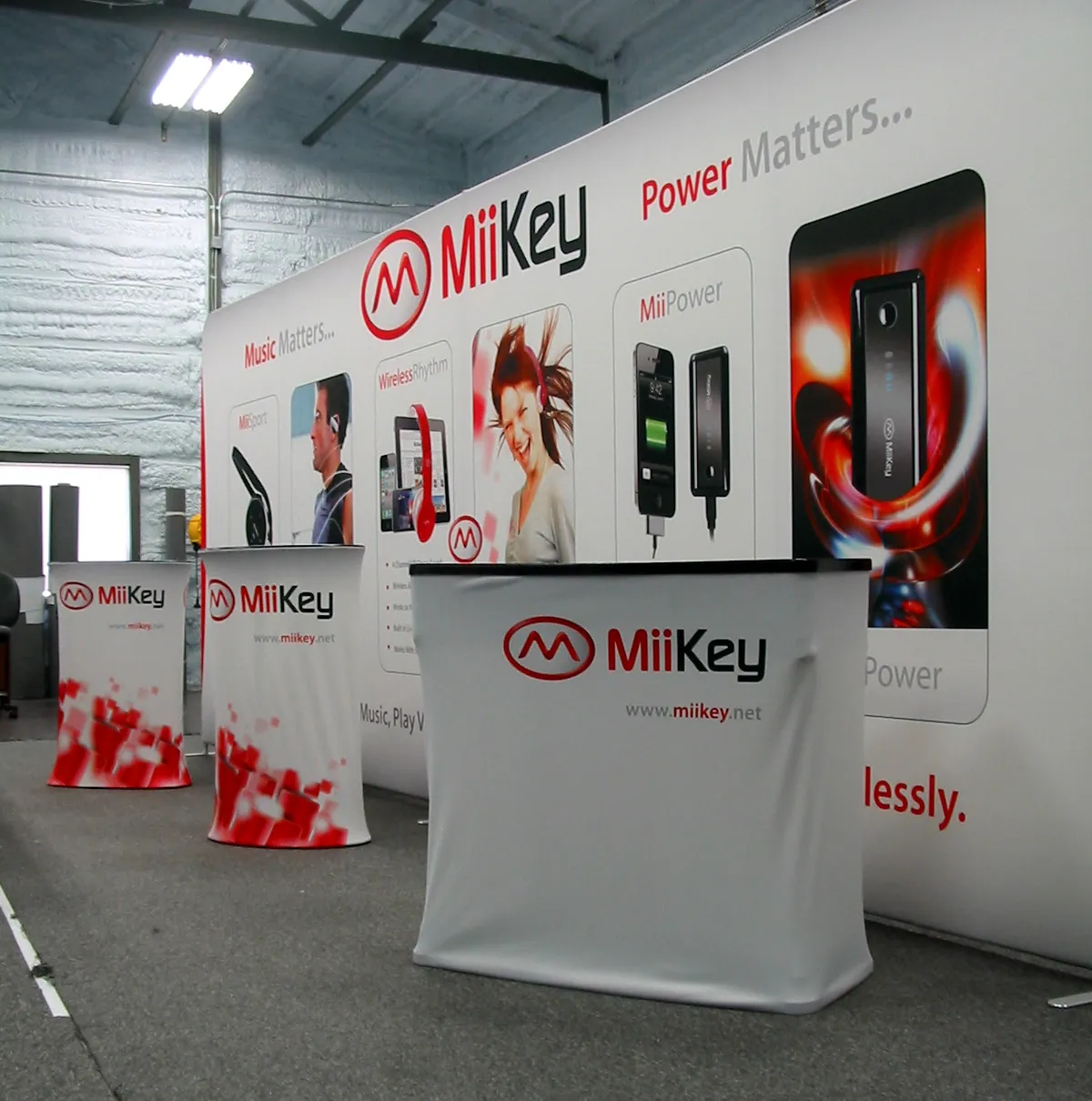 Exhibitors assembling lightweight display components at a trade show